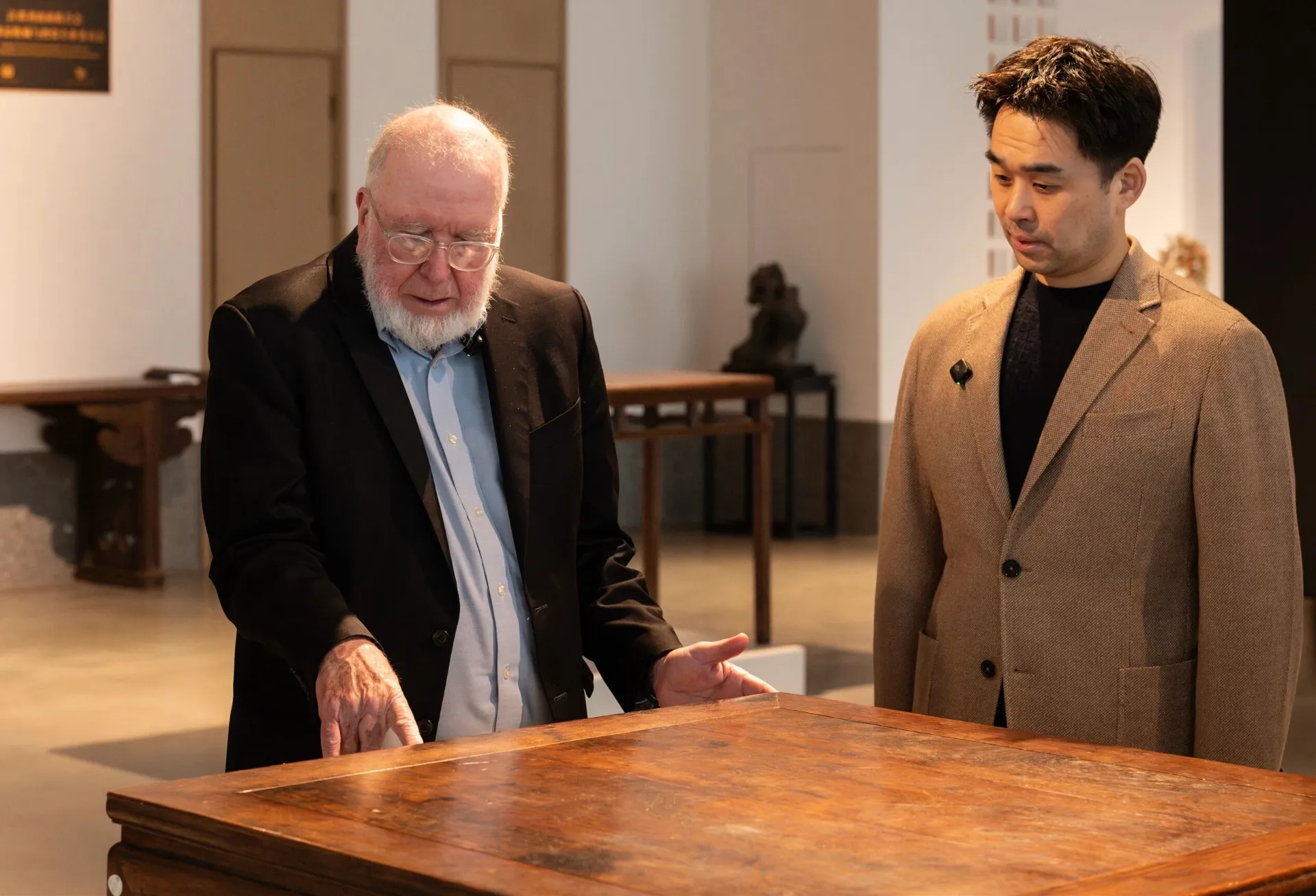 当凯文·凯利遇见中国古典家具 | 这场现代科技与古代木器的对话，藏着东方生活的未来答案