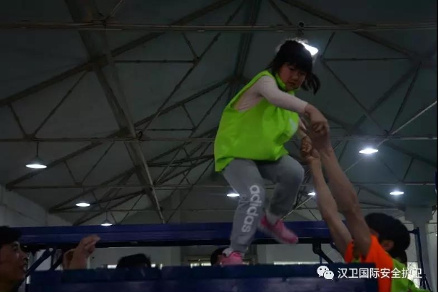 Child climbing platform