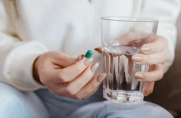 空的肠溶胶囊是如何释放其活性成分的？