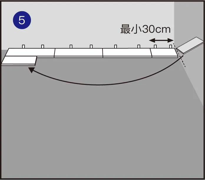 第二排第一片地板，仍从左侧墙体开始，在可行的情况下，使用前一排切下的片段开始下一排(该片段地板必须≥30CM)，否则，将一块新地板切成两半，用这半块开始第二排。