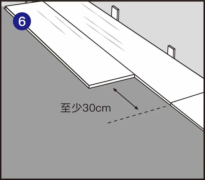 平行相邻排，短边之间的一般距离至少30CM。