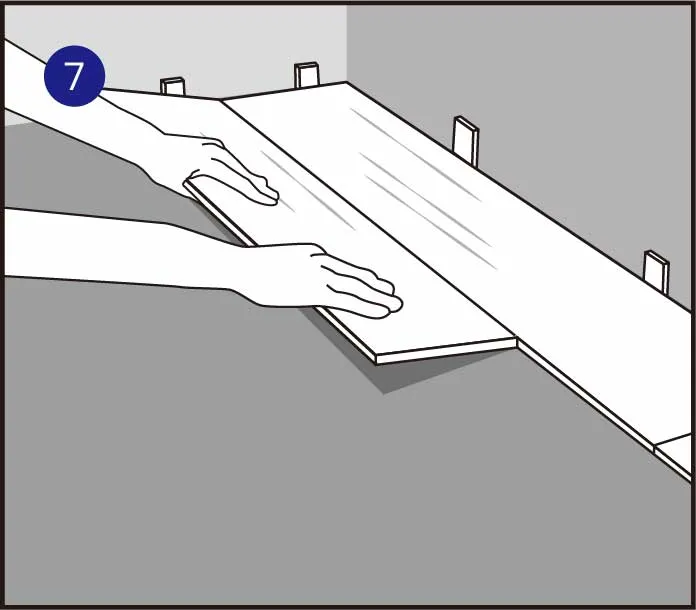 将地板以一个角度放在前一排的地板上，向前按压，同时 向下折叠。